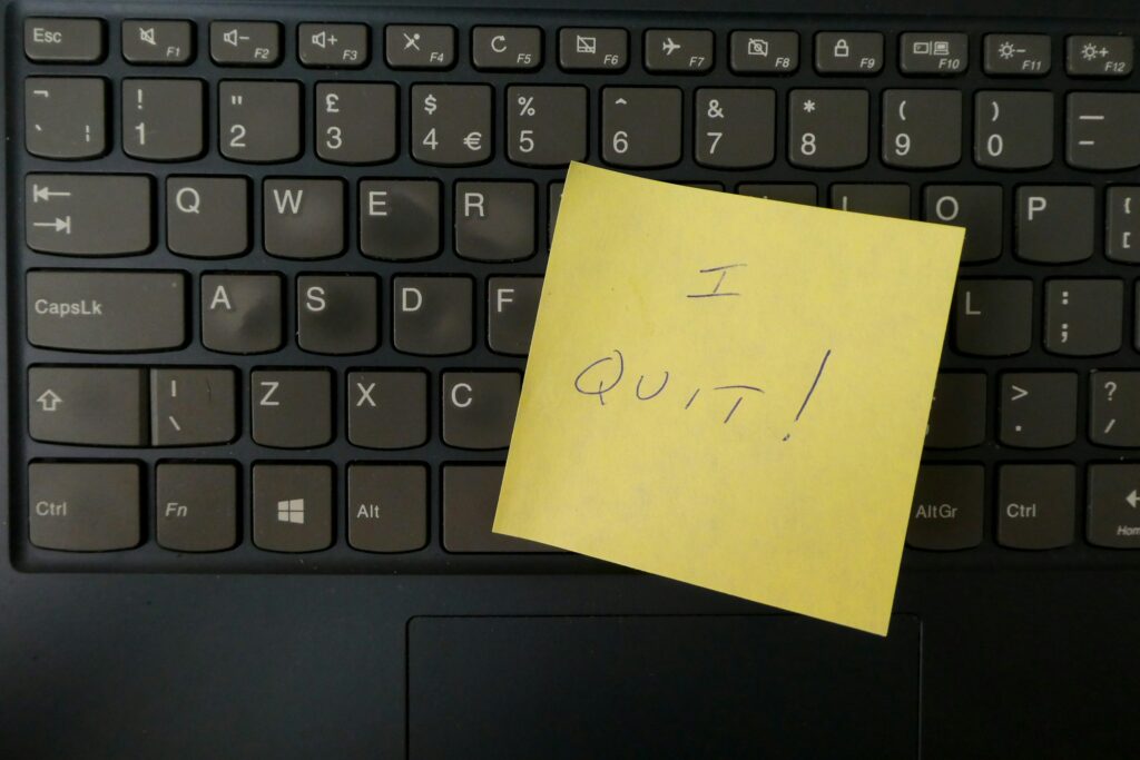 A sticky on a keyboard that says I Quit signifying poor talent acquisition and retention. 