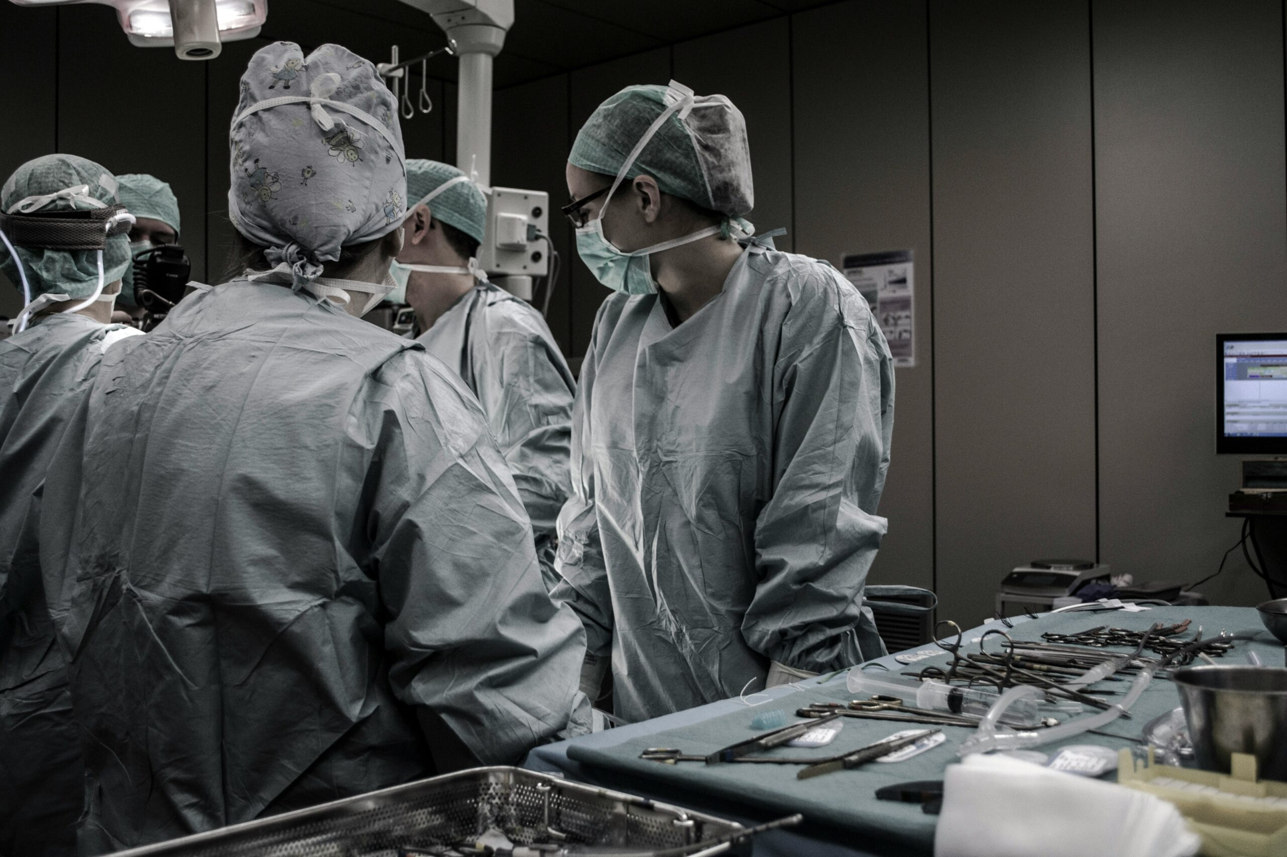 A group of doctors in a operating room. 